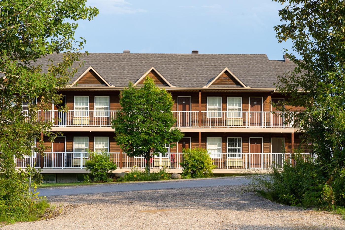 Auberge Royal Papineau Notre-Dame-de-la-Salette Exterior photo